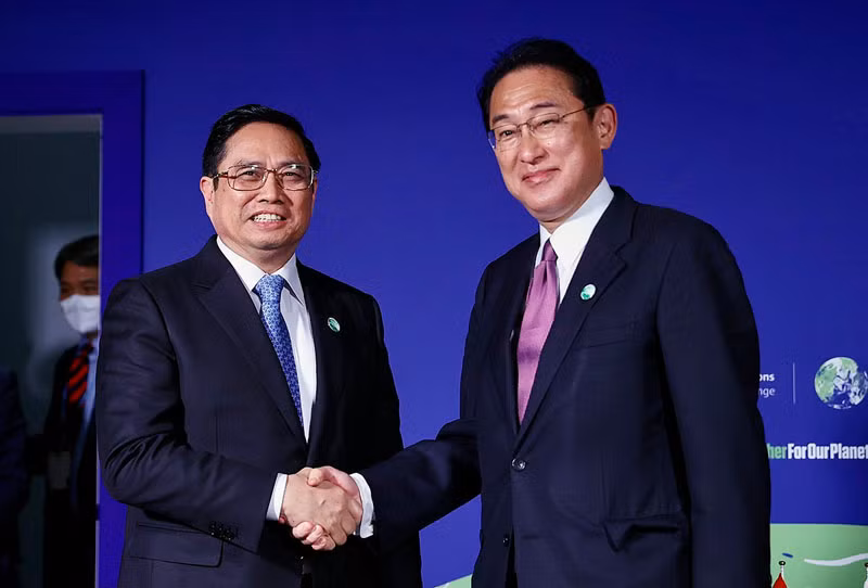 Thủ tướng Phạm Minh Chính và Thủ tướng Nhật Bản Kishida Fumio gặp gỡ bên lề Hội nghị COP26 (Ảnh: TTXVN)