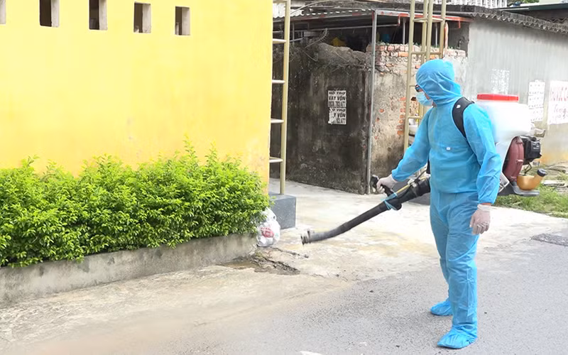 Phun khử khuẩn các khu vực mới phát hiện ca F0 trong cộng đồng ở huyện Tiền Hải, tỉnh Thái Bình.