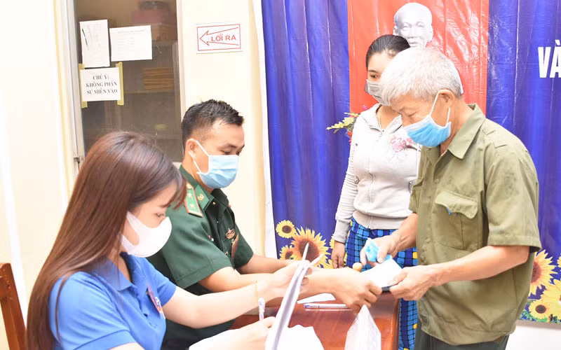 Cử tri Nghệ An nhận phiếu bầu cử.
