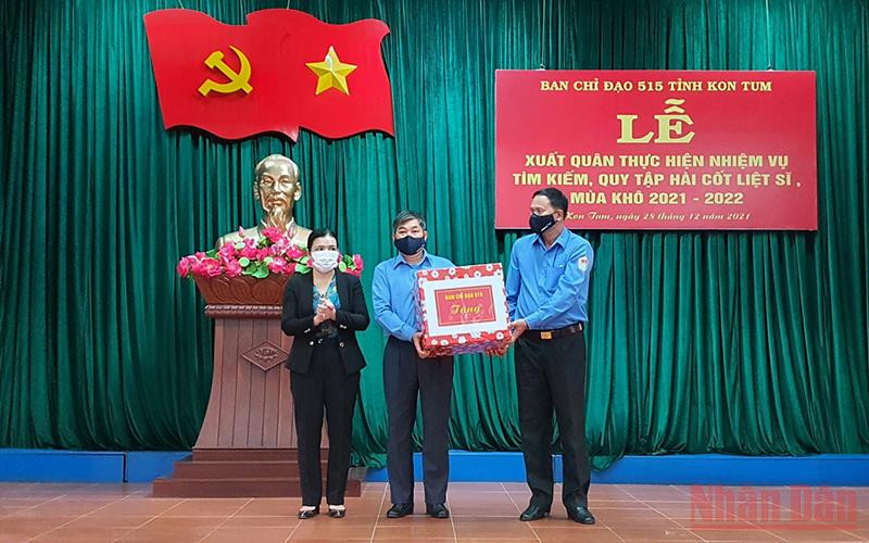 Tặng quà cho các chiến sĩ Đội K53. Kon Tum tổ chức Lễ xuất quân làm nhiệm vụ quy tập hài cốt liệt sĩ tại Lào -0