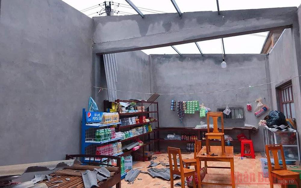 Một cửa hàng của người dân ở huyện Vĩnh Linh bị gió đánh tốc mái. Bão lớn, nhưng không gây thiệt hại nặng -0