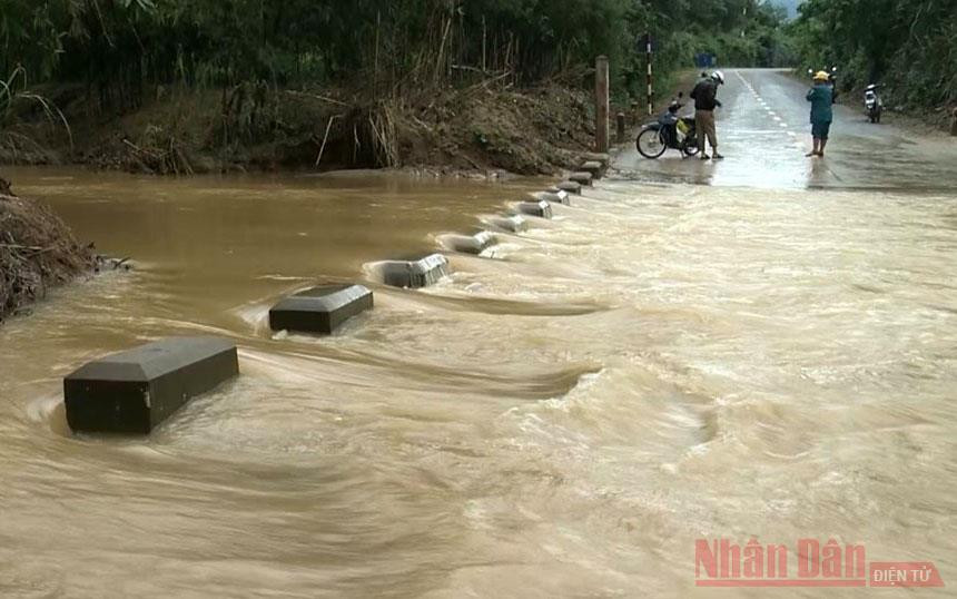 Ngầm tràn ở huyện Bố Trạch bị ngập sâu, người dân tránh bão chưa thể trở về nhà. Bão lớn, nhưng không gây thiệt hại nặng -0