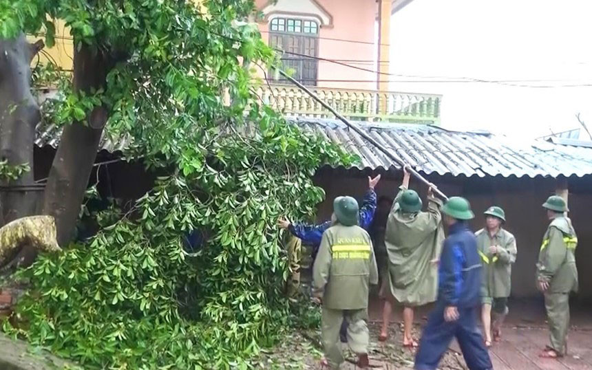 Lực lượng vũ trang Quảng Bình giúp người dân thu dọn cây cối sau bão. Bão lớn, nhưng không gây thiệt hại nặng -0