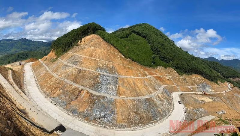 Đường tránh lũ, cứu hộ cứu nạn vùng Tây Quảng Ngãi nhìn từ trên cao. Hạ tầng giao thông mới ở vùng núi bảo đảm tránh được lũ, không ách tắt khi mưa lớn và hỗ trợ người dân thoát nạn khi có sự cố trong mùa lũ.