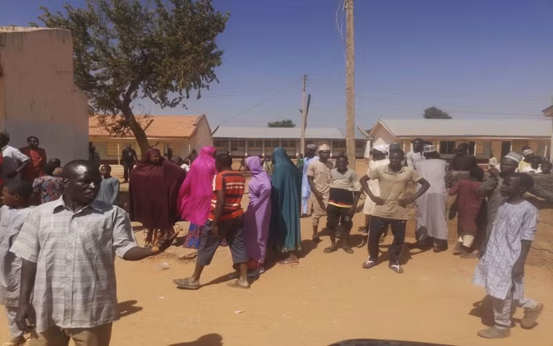 Đám đông tụ tập tại khuôn viên GSSS sau vụ tấn công. (Ảnh: AP)