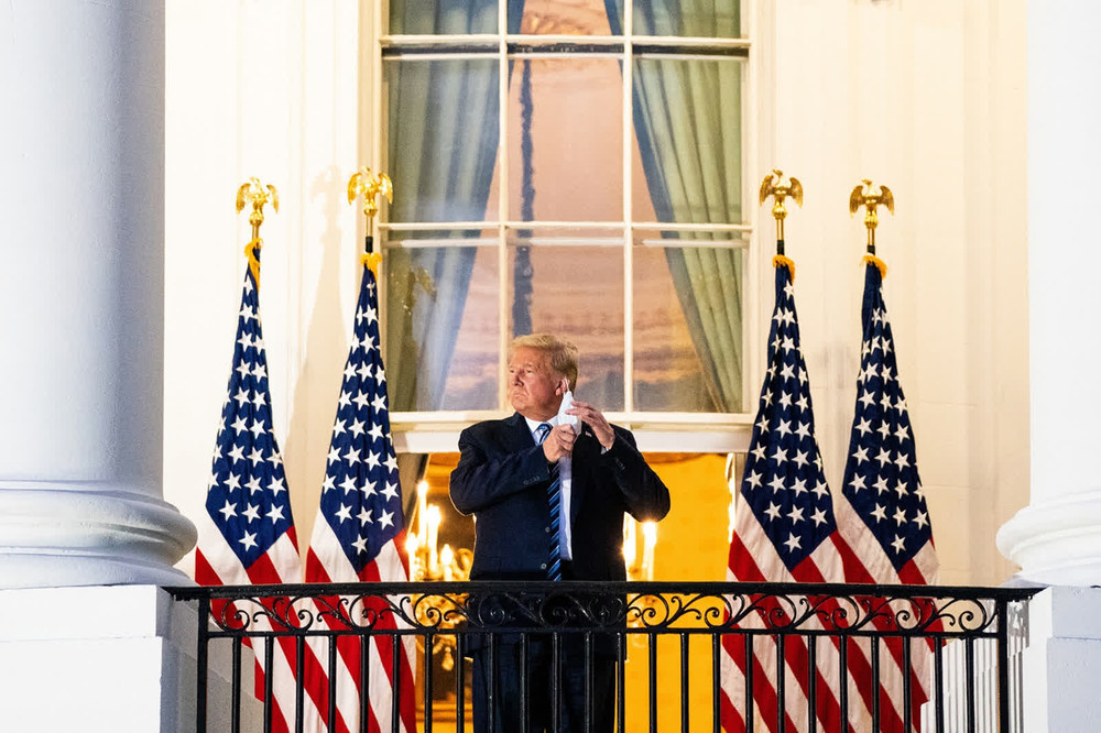 Ngày 5-10, Tổng thống Mỹ Donald Trump trở về Nhà trắng sau ba đêm điều trị Covid-19 tại bệnh viện. (Ảnh: The New York Times) 1 -0