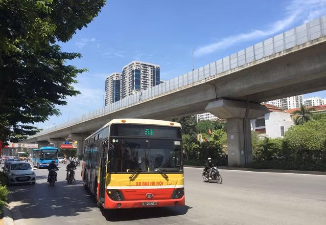 Một số doanh nghiệp kinh doanh dịch vụ xe buýt đang khó khăn về tài chính do chưa được thanh toán các chi phí thực hiện trong giai đoạn chuyển đổi từ cơ chế đặt hàng sang cơ chế đấu thầu theo tinh thần Nghị định số 32/2019/NĐ-CP của Chính phủ. Ảnh: Duy Linh.