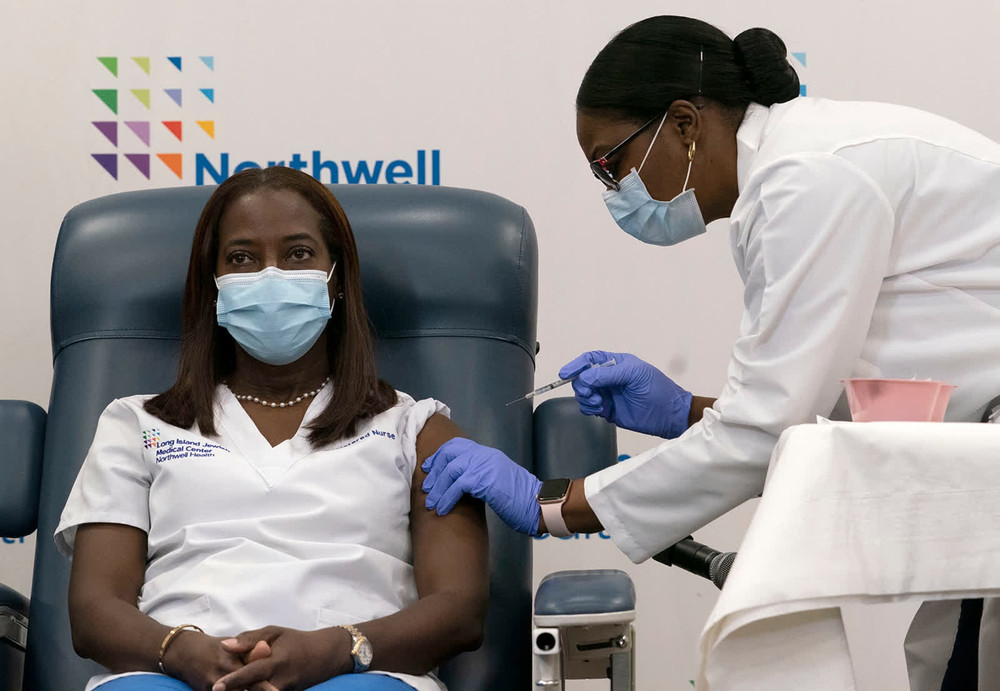 Cô Sandra Lindsay, y tá chăm sóc tích cực tại Trung tâm y tế Long Island Jewish tại bang New York, được tiêm vaccine ngừa Covid-19 của Pfizer/BioNTech vào ngày 14-12. Cô là một trong những người đầu tiên tại Mỹ được tiêm loại vaccine này. Trước đó ít ngày, Cơ quan Quản lý Thực phẩm và Dược phẩm Mỹ (FDA) đã cấp phép sử dụng khẩn cấp vaccine ngừa Covid-19 do Pfizer/BioNTech bào chế. (Ảnh: AP) 1 -0