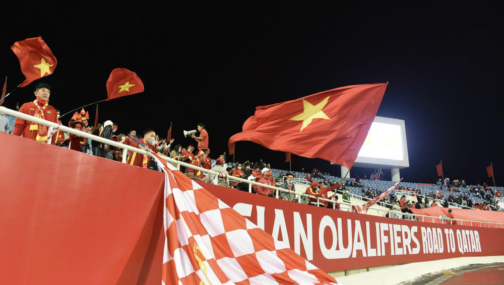 Không khí náo nhiệt tại sân Mỹ Đình. (Ảnh: Trần Hải) (Hiệp 1) Việt Nam 1-0 Trung Quốc: Tấn Tài mở tỷ số -0
