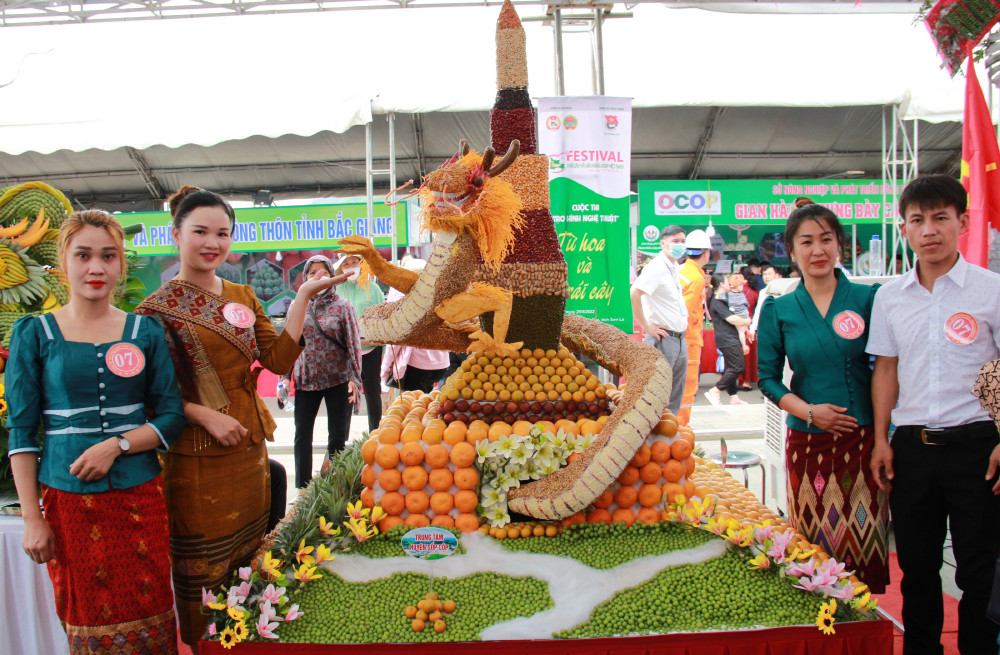 Phần thi tạo hình của đội thi huyện biên giới Sốp Cộp với đặc trưng là sản phẩm cam. Đặc sắc cuộc thi “Tạo hình nghệ thuật” từ hoa và trái cây -0