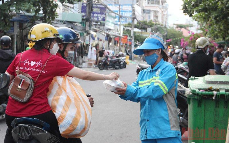Tình nguyện viên đi từng con đường để trao tặng bữa ăn xế cho lao động khó khăn. Lan tỏa hoạt động nhân đạo trong cộng đồng -0