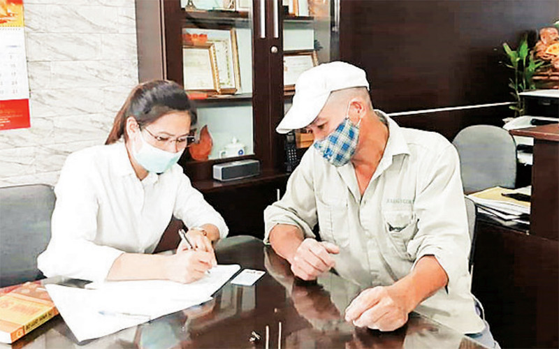 Luật sư tư vấn về hộ tịch cho người dân tại thành phố Hà Nội. (Ảnh BÁCH SEN)
