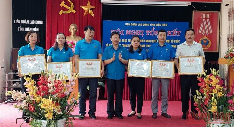 Ông Lê Thanh Hà, Chủ tịch Liên đoàn Lao động tỉnh Điện Biên trao Bằng khen cho 8 tập thể có thành tích xuất sắc trong tổ chức cuộc thi. Điện Biên trao giải cuộc thi tìm hiểu Nghị quyết đổi mới công đoàn -0