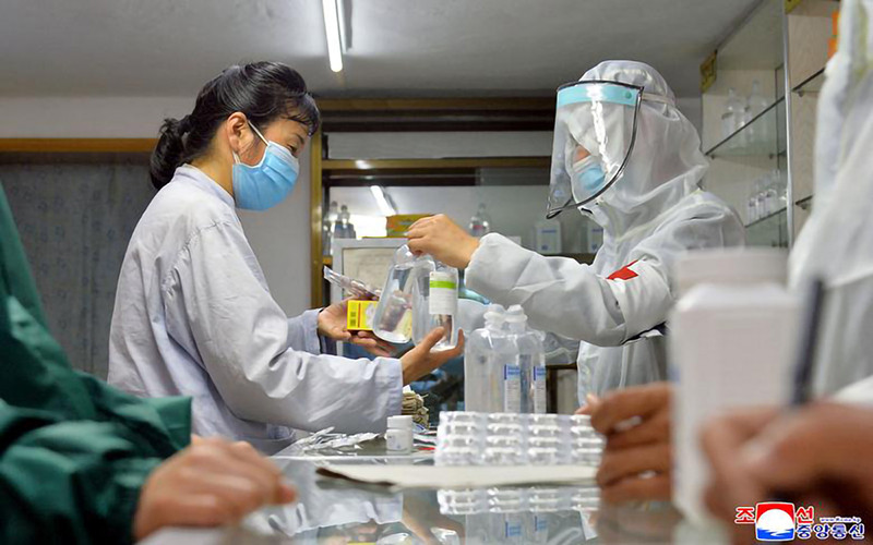 Lực lượng quân y Triều Tiên tham gia phân phát thuốc tại một hiệu thuốc ở Bình Nhưỡng, ngày 22/5. (Ảnh: KCNA)