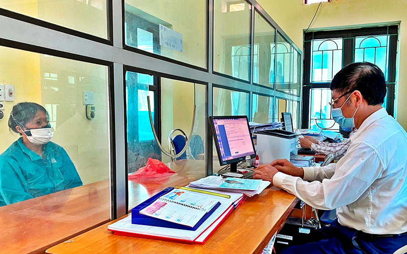 Cán bộ một cửa xã Sơn Đông, huyện Lập Thạch, tỉnh Vĩnh Phúc hoàn thiện thủ tục hành chính về hộ tịch cho người dân. (Ảnh THANH NGÂN) Sớm hoàn thiện cơ sở dữ liệu hộ tịch điện tử -0
