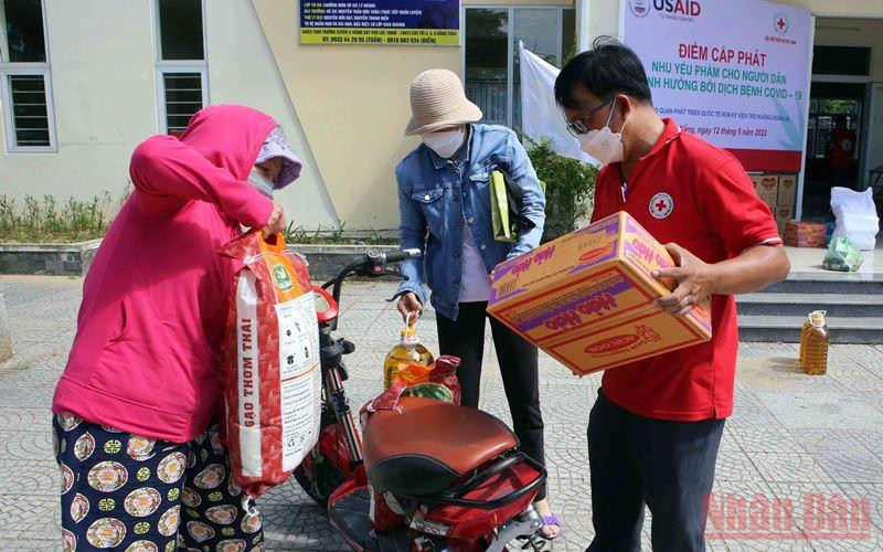 Hỗ trợ người dân mang túi nhu yếu phẩm về. Lan tỏa hoạt động nhân đạo trong cộng đồng -0
