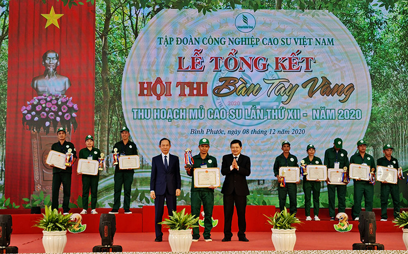 Ban tổ chức trao giải nhất cá nhân cho thí sinh Lê Đình Cường (Công ty Cao-su Dầu Tiếng). 35 thí sinh đạt danh hiệu Bàn tay vàng thu hoạch mủ cao-su năm 2020 -0