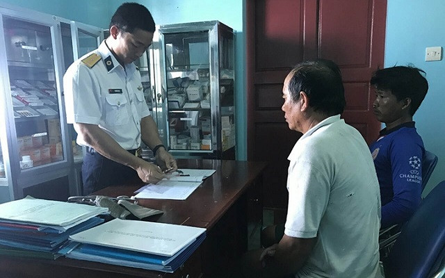 Y sĩ quân y nhà giàn cấp phát thuốc cho ngư dân. Bài 4: Những “đốm sáng” thắp lên niềm hy vọng -0