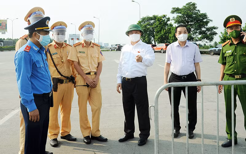 Bí thư Thành ủy Hà Nội Đinh Tiến Dũng kiểm tra công tác kiểm soát người và phương tiện tại khu vực Pháp Vân-Cầu Giẽ.