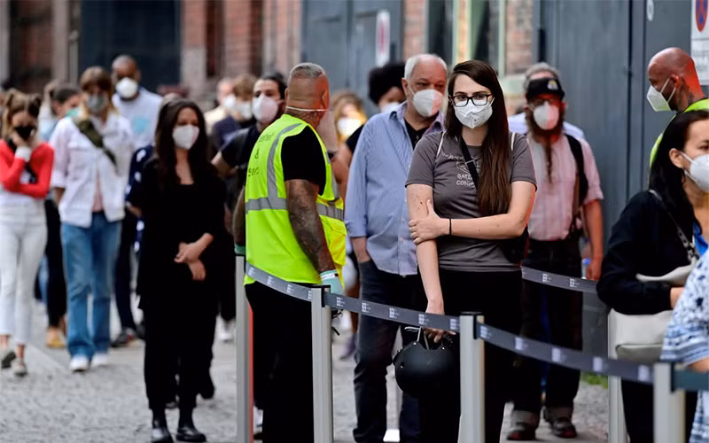 Người dân xếp hàng để vaccine trước Trung tâm tiêm chủng Arena Treptow ở Berlin, Đức, ngày 9/8/2021. (Ảnh: REUTERS)