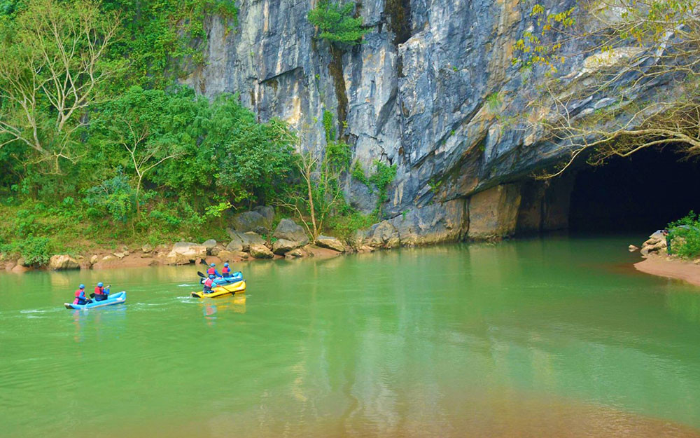 Khách trải nghiệm tour khám phá động Phong Nha (Quảng Bình) bằng thuyền kayak. Đến với “Miền di sản diệu kỳ” miền trung -0