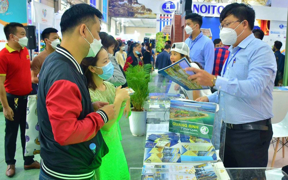 Du khách tìm hiểu thông tin tại hội nghị giới thiệu điểm đến miền trung tổ chức tại Thủ đô Hà Nội.