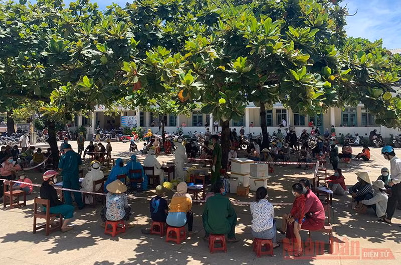 Xét nghiệm Covid-19 trên diện rộng cho người dân vùng tâm dịch phường Phổ Thạnh, thị xã Đức Phổ.