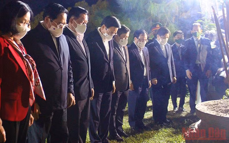 Thủ tướng Phạm Minh Chính và các đồng chí lãnh đạo Đảng, Nhà nước dâng hoa, nghiêng mình tưởng nhớ Đại tướng Võ Nguyên Giáp.