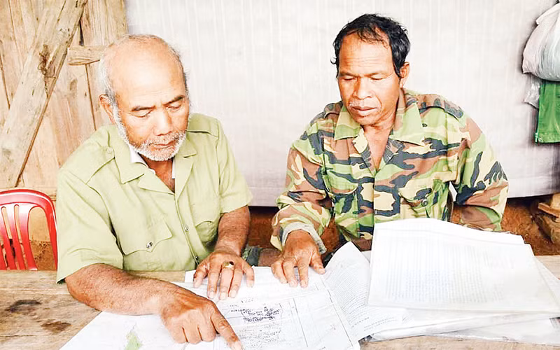 Già K’Ten bàn phương án bảo vệ rừng với người đồng hành.