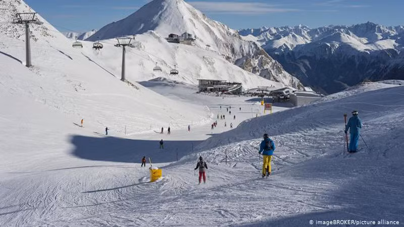 Châu Âu kêu gọi thắt chặt biện pháp chống Covid-19 mùa du lịch cuối năm -0