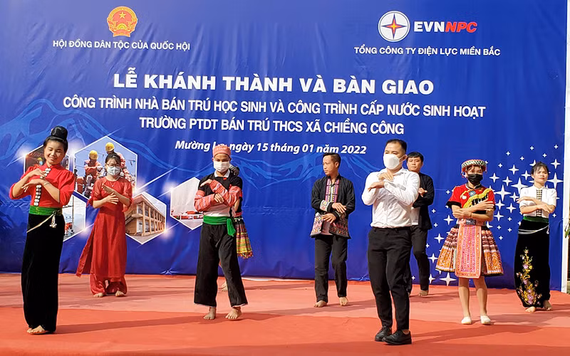 Tiết mục văn nghệ của thầy trò nhà trường chào mừng lễ khánh thành nhà bán trú.