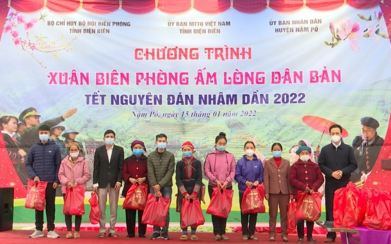 Lãnh đạo Huyện ủy Nậm Pồ trao quà tặng nhân dân xã Nà Hỳ. Ấm áp xuân biên phòng trên biên giới Nà Hỳ (Điện Biên) -0