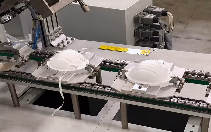 Khẩu trang được sản xuất tại United Safety Tech, một công ty khởi nghiệp đang sẵn sàng mở nhà máy sản xuất khẩu trang N95 mới ở California, Mỹ. (Ảnh: Reuters)