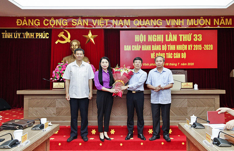 Đồng chí Lê Duy Thành (thứ hai từ phải sang).