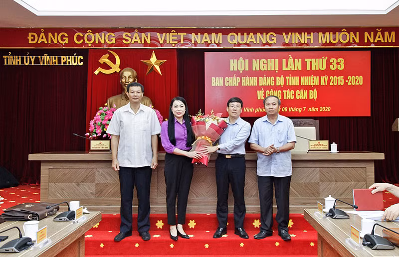 Đồng chí Lê Duy Thành (thứ hai từ phải sang).