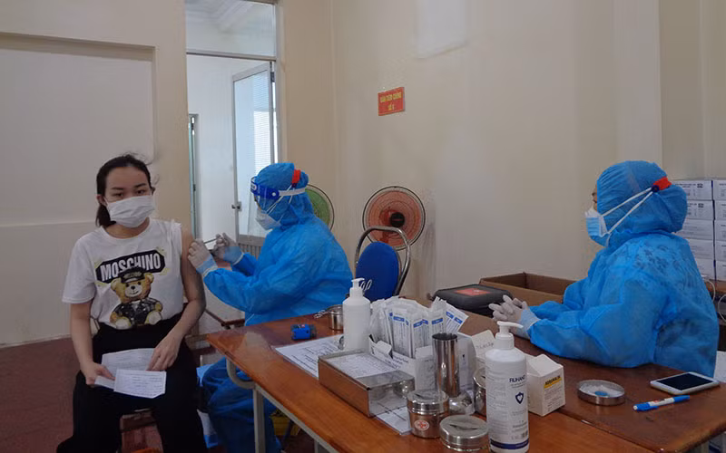 Tỉnh Khánh Hòa quyết tâm tiêm phủ vaccine cho người dân đạt mức cao nhất; chuẩn bị tiêm mũi nhắc lại cho người từ 18 tuổi trở lên.