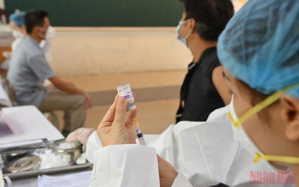 Tiêm vaccine để bảo vệ mình và người thân trước dịch Covid-19. (Ảnh: ĐĂNG ANH)