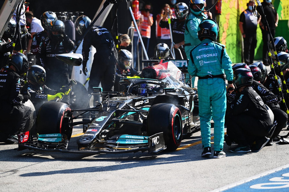 Hamilton về pit ở vòng 71 và giành fastest-lap ở vòng 72. Max Verstappen nâng cúp trên sân nhà -0