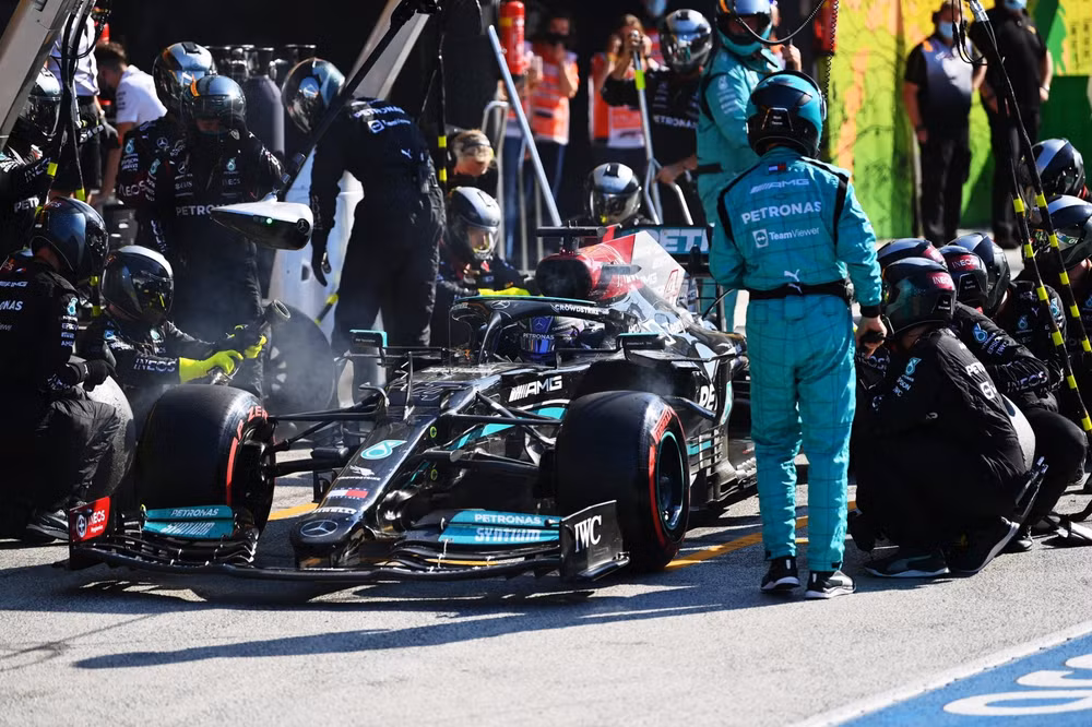 Max Verstappen nâng cúp trên sân nhà -0