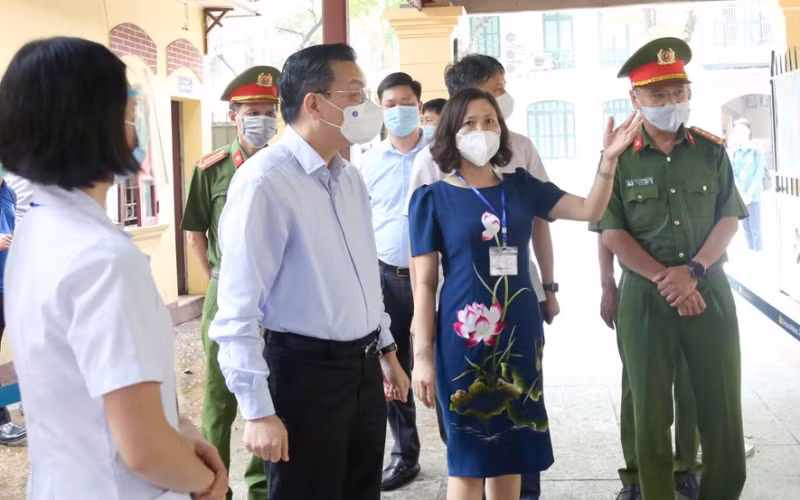 Chủ tịch UBND TP Hà Nội Chu Ngọc Anh kiểm tra công tác phòng chống dịch tại điểm thi vào lớp 10 tại Trường THPT Trần Phú, Hoàn Kiếm.