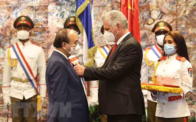 Chủ tịch Hội đồng Nhà nước và Hội đồng Bộ trưởng Cộng hòa Cuba Miguel Díaz-Canel gắn Huân chương José Martí cho Chủ tịch nước Nguyễn Xuân Phúc. (Ảnh: TTXVN) Chủ tịch nước Nguyễn Xuân Phúc hội đàm với Chủ tịch Cuba -0