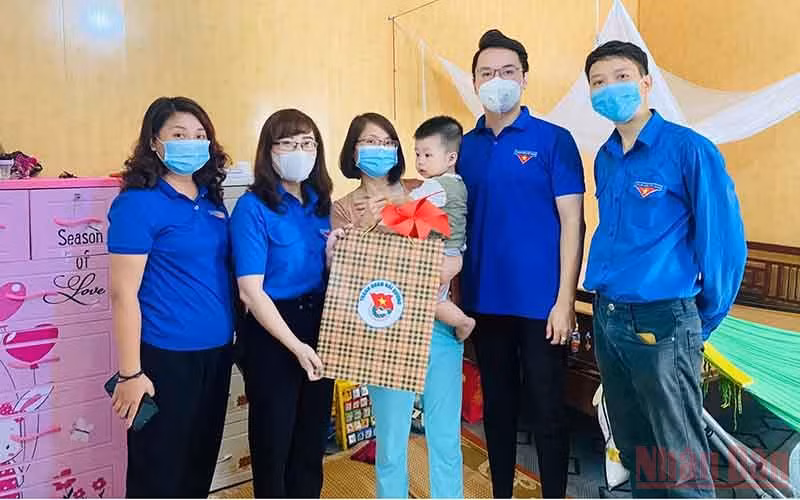 Thành Đoàn Hải Dương thăm, tặng quà con thanh niên công nhân có hoàn cảnh khó khăn tại phường Thanh Bình , TP Hải Dương.