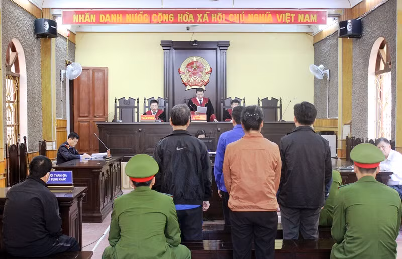 Chủ tọa phiên tòa đọc Tuyên án đối với các bị cáo.