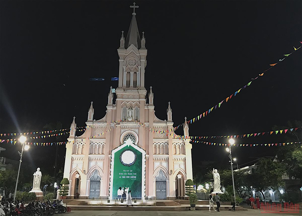 Không khí Giáng sinh tại Nhà thờ Chính tòa Đà Nẵng đêm 24/12. A1_Da_nang-1640355089352.jpeg