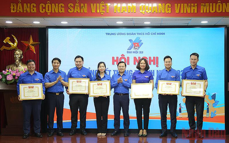 Đồng chí Nguyễn Anh Tuấn, Ủy viên Trung ương Đảng, Bí thư thứ nhất Trung ương Đoàn (thứ 5 từ trái sang trong ảnh) trao Bằng khen tặng các đơn vị có nhiều thành tích xuất sắc trong Tháng Thanh niên năm 2022. Gần 61 nghìn lượt bạn trẻ tình nguyện hỗ trợ người bệnh F0 tại nhà -0
