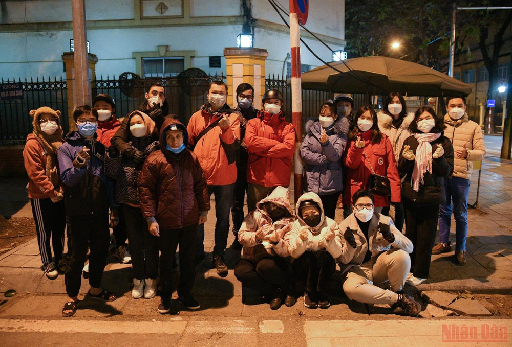 Những người tử tế và bình dị... (ẢNH: THÀNH ĐẠT) Trắng đêm Hà Nội cùng… những chuyến đi tử tế -0
