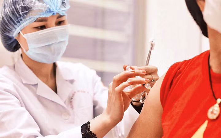 Tiêm thử nghiệm Nanocovax. Ảnh: VGP