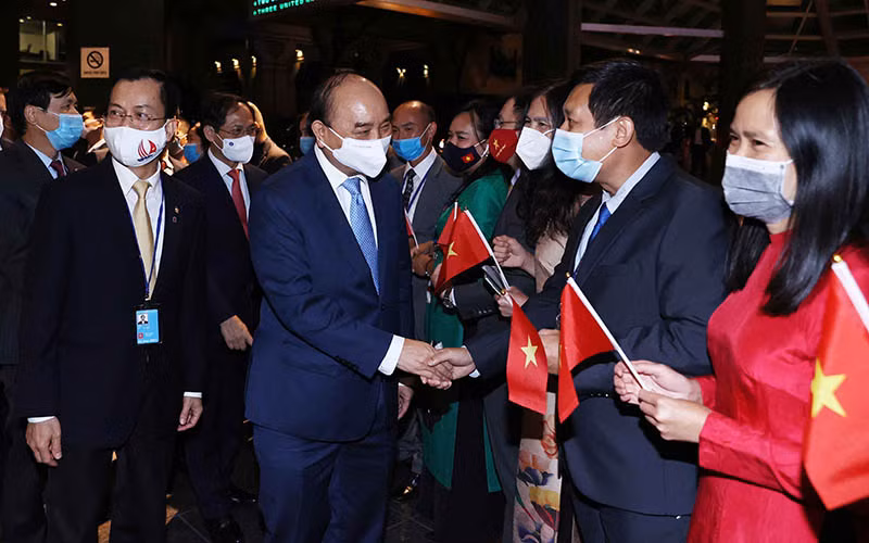 Chủ tịch nước Nguyễn Xuân Phúc bắt tay các cán bộ Đại sứ quán tại Hoa Kỳ và Phái đoàn thường trực Việt Nam tại Liên hợp quốc. (Ảnh: Thống Nhất/TTXVN)