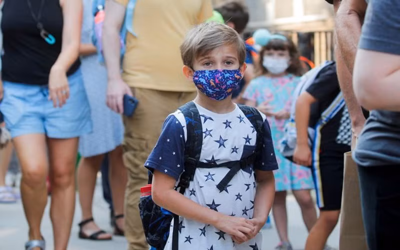 Học sinh đến trường tại TP New York, Mỹ, ngày 13/9. (Ảnh: Reuters) 