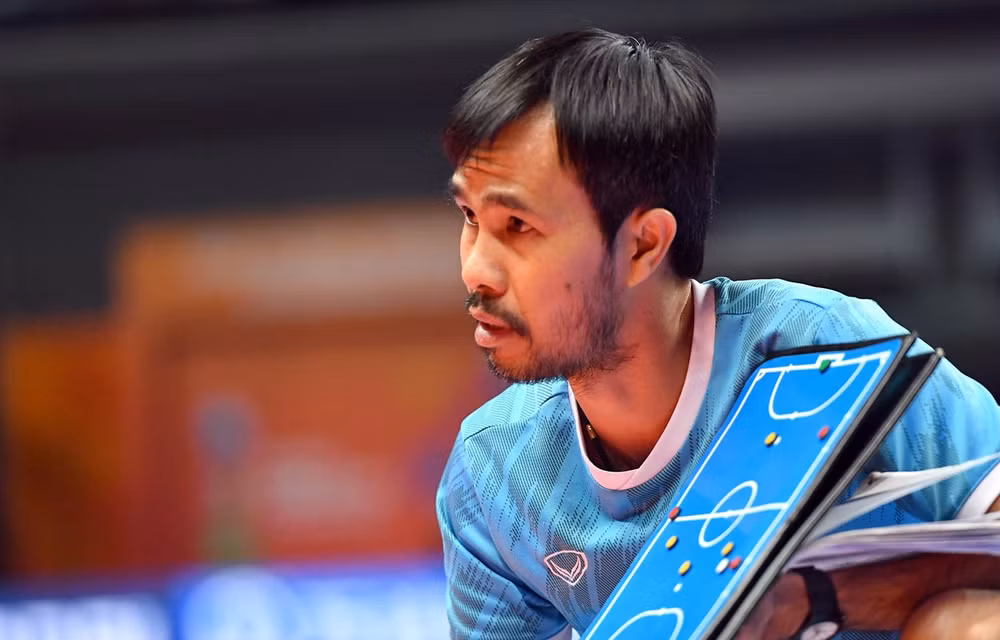 HLV Phạm Minh Giang sẽ ở lại cho tới khi có kết quả âm tính. (Ảnh: VFF)